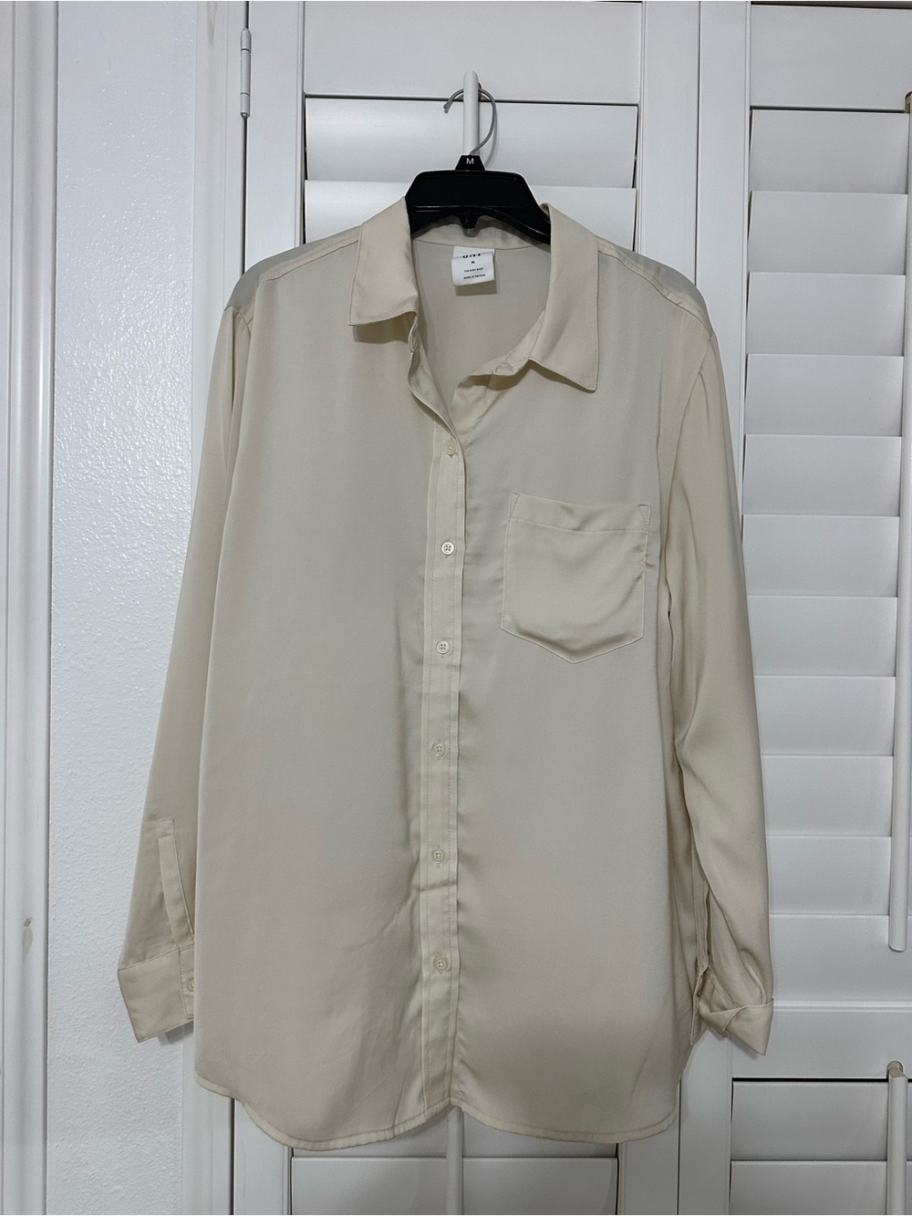 GAP Women’s Cream Button-Down Long Sleeve Shirt